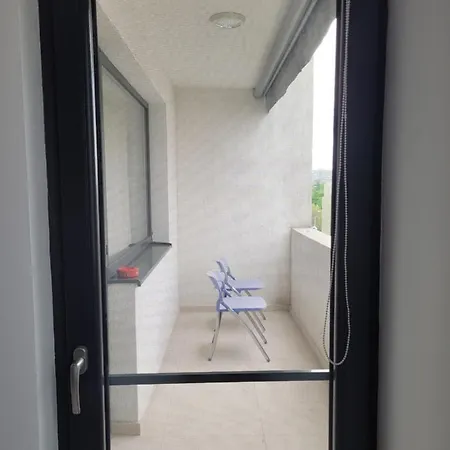 Ema's Spacious Studio Apartment *